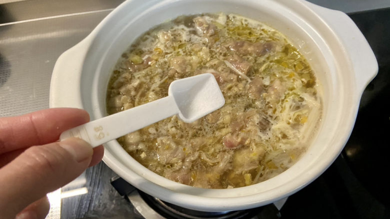 牛肉粉丝煲➕肥牛金针粉丝煲,尝下咸淡,根据个人口味添加少许盐