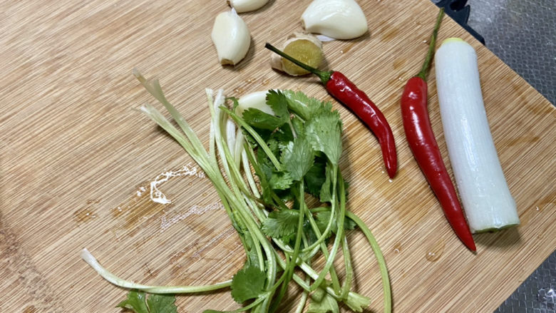 牛肉粉丝煲➕肥牛金针粉丝煲,香菜择好洗净,葱白洗净,小米辣洗净,蒜剥皮,<a style='color:red;display:inline-block;' href='/shicai/ 37'>姜</a>搓洗干净