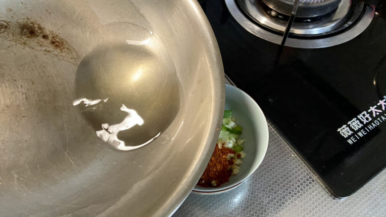 黄瓜凉拌金针菇➕黄瓜胡萝卜拌金针,油烧到八成热,分次浇在辣椒粉上,搅拌均匀