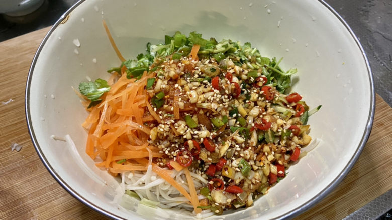 黄瓜凉拌金针菇➕黄瓜胡萝卜拌金针,淋上料汁,搅拌均匀,即可装盘享用