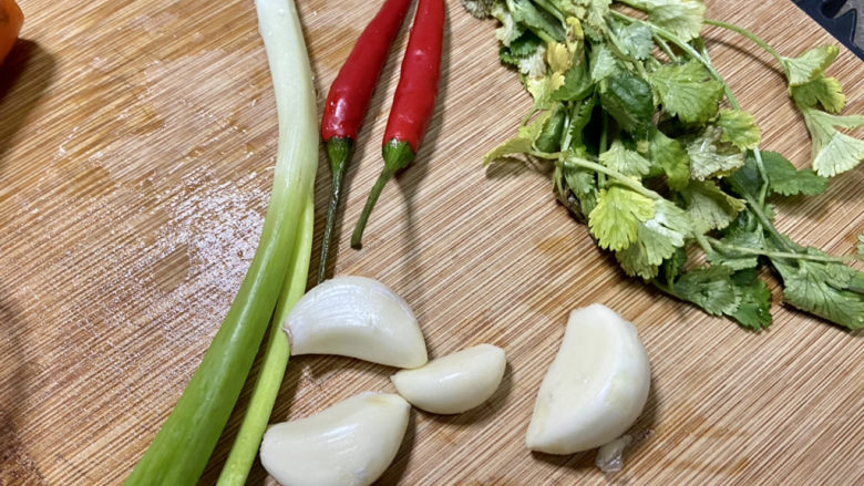 黄瓜凉拌金针菇➕黄瓜胡萝卜拌金针,蒜剥皮,小葱香菜择好洗净,小米辣洗净