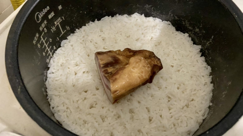 腐竹炒木耳➕腐竹腊肉炒木耳,我是焖米饭时放在米饭上,大家可以用水煮10分钟