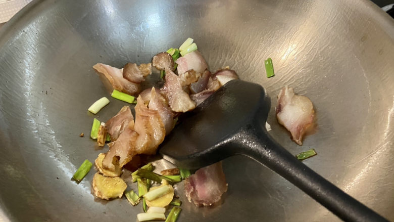 腐竹炒木耳➕腐竹腊肉炒木耳,下腊肉,小火煸炒出油