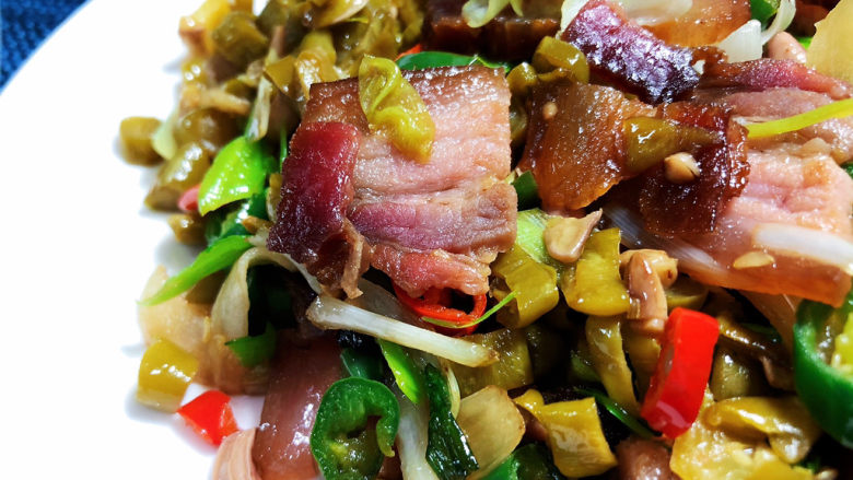 酸豆角炒腊肉,这道菜,腊香味十足,酸爽脆嫩的酸豆角正好解了腊肉的肥腻,酸爽开胃,喜欢的小伙伴们快来试试吧😄