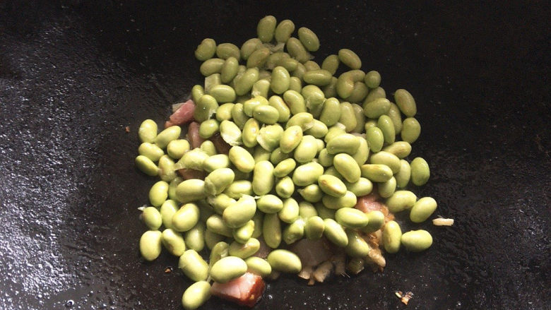 茭白炒毛豆,加入毛豆仁(毛豆仁可提前捞一下)