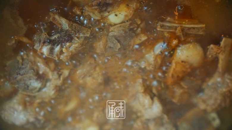 甜甜蜜蜜过新年,百香果烧排骨,8、翻炒至基本上收掉汤汁。