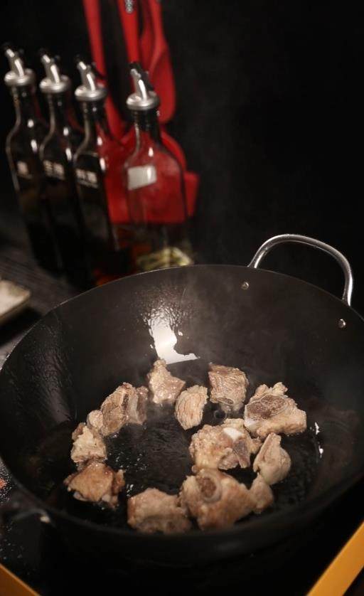 糖醋排骨,控干水分下锅，煎至两面金黄