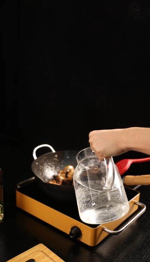 糖醋排骨,倒入排骨，加开水，少许盐，<a style='color:red;display:inline-block;' href='/shicai/ 134296'>白胡椒粉</a>，3勺<a style='color:red;display:inline-block;' href='/shicai/ 768'>香醋</a>