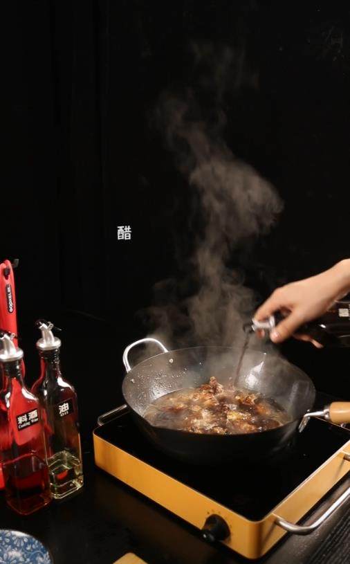 糖醋排骨,扣盖煮30分钟，再加10个冰糖，1勺香醋