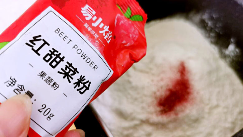 花开富贵,花形馒头,所有食材倒入面包桶,启动揉发键