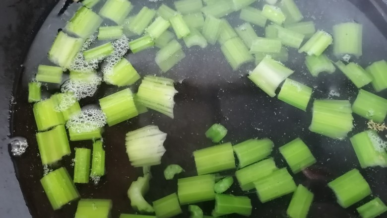 凉拌芹菜花生米,芹菜变色后即可捞出