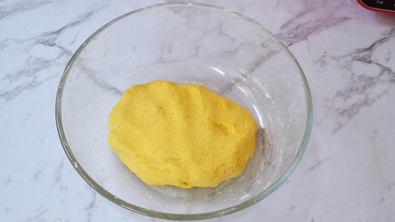 南瓜糯米糍,用手揉成光滑的面团,盖上保鲜膜备用