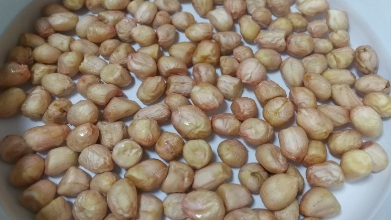 凉拌芹菜花生米,花生米清水洗干净,泡30分钟。