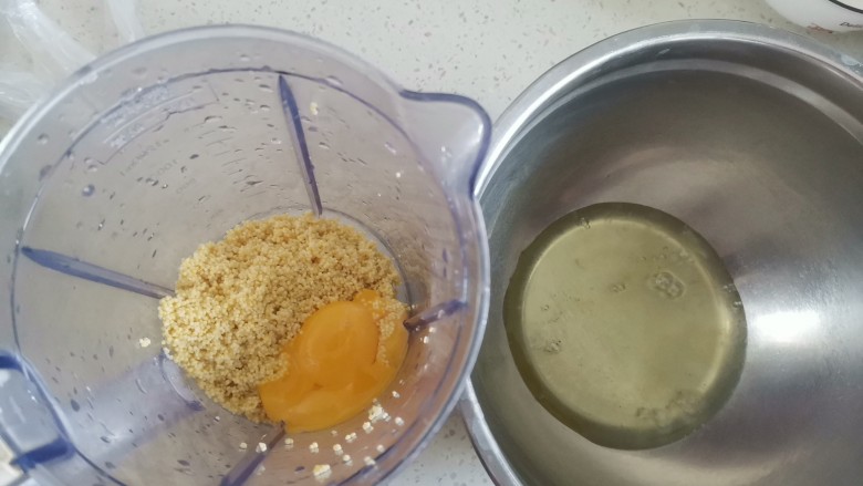 蔓越莓小米蒸糕,分离蛋清蛋黄,蛋黄分离在小米里面,蛋清分离在一个无水无油的盆里,蛋黄不能滴进蛋清里,否则蛋白打不起来
