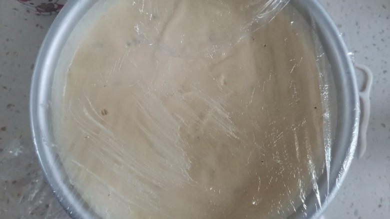 蔓越莓小米蒸糕,倒入模具封上保鲜膜,用牙签扎几个小孔