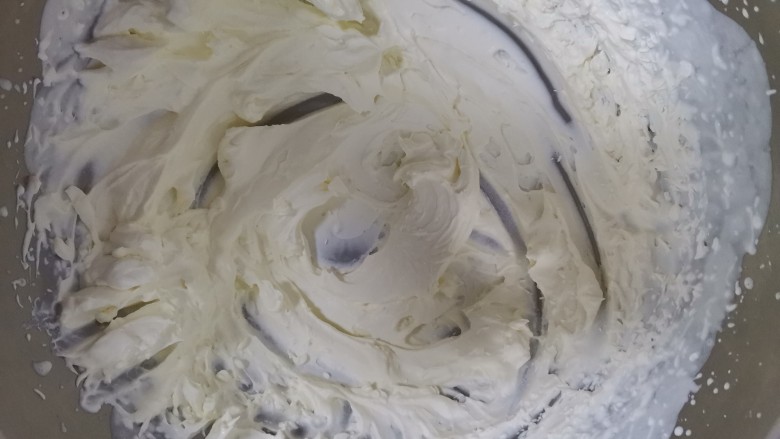 草莓拿破仑小蛋糕(蛋挞皮版),电动打蛋器开高速打发至裱花状态