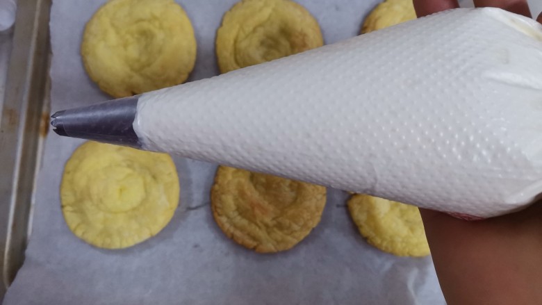 草莓拿破仑小蛋糕(蛋挞皮版),把打发好的奶油装入裱花袋