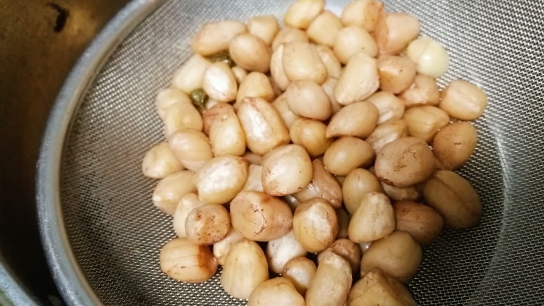 凉拌芹菜花生米,捞出放晾(不过凉水)
