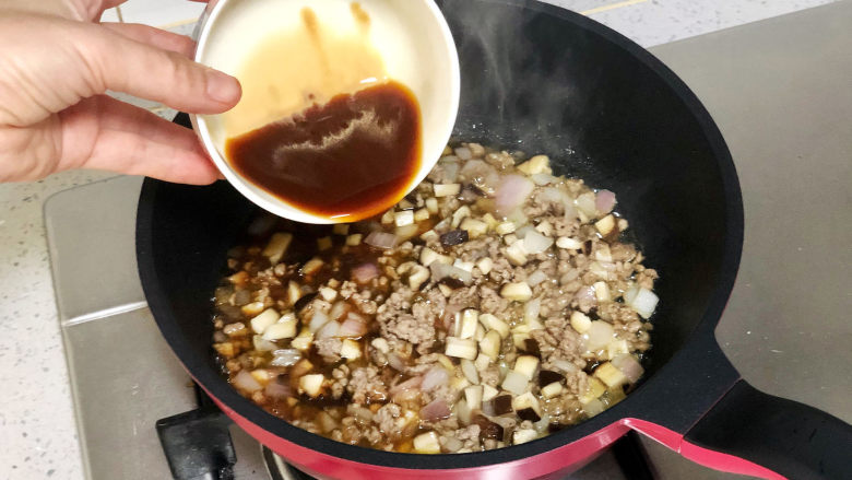 快手易学的香菇肉末拌面,再加入香菇和洋葱丁一起翻炒出香味。倒入调好的酱汁,大火煮沸收汁。