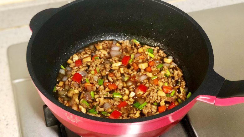 快手易学的香菇肉末拌面,最后加入香葱和红椒碎,翻炒均匀即可。