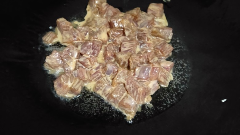 杏鲍菇牛肉粒,锅中再倒入适量油把牛肉炒熟