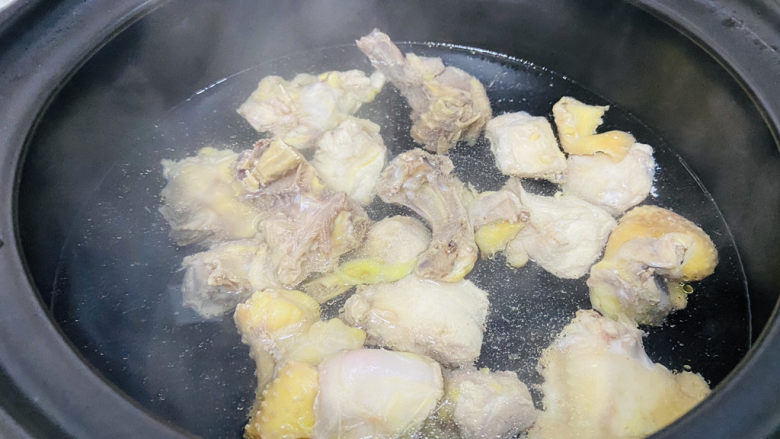 虫草花鸡汤,焯烫后的鸡块放入砂锅中加入足够的饮用水,水量根据个人喜好选择