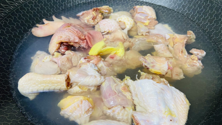 虫草花鸡汤,锅中加入适量清水放入鸡块,放入姜片,加入一勺料酒大火烧开焯烫两分钟,捞出清洗干净