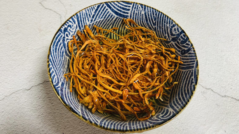 虫草花鸡汤,<a style='color:red;display:inline-block;' href='/shicai/ 8'>虫草花</a>洗净泡软,去掉根部