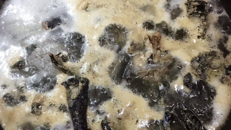 虫草花鸡汤,锅中烧开水,放入乌鸡煮去血水。
