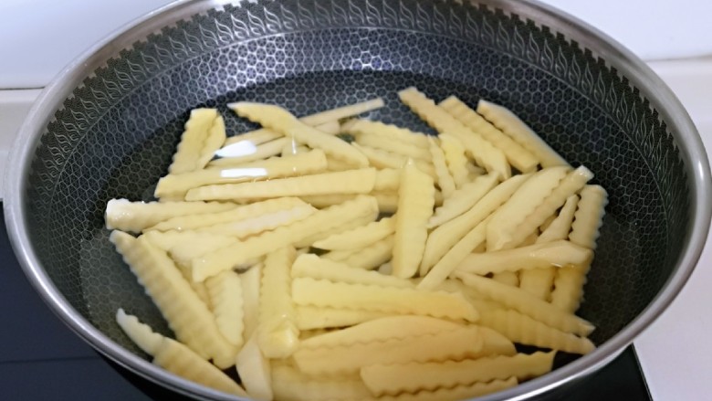 孜然土豆条,土豆条焯水,锅中加入水,再加入土豆条,烧开后再煮2分钟。