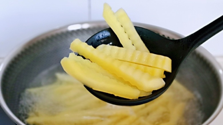 孜然土豆条,约煮至5分熟捞出,淋干水分。