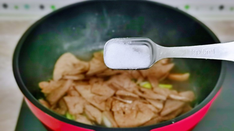 酱爆 猪肝,加入焯水的猪肝,按个人口味加入食用盐,大火快速翻炒2分钟。