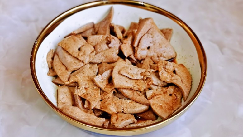 酱爆 猪肝,抓拌均匀,腌制15分钟。