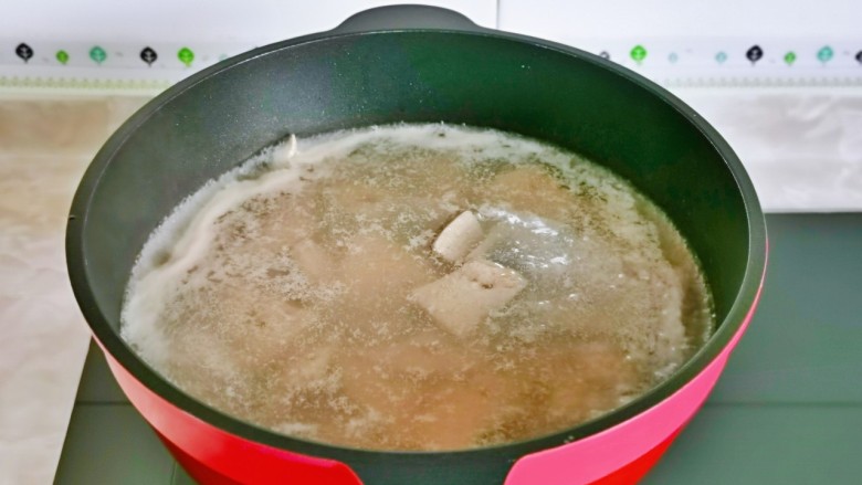 酱爆 猪肝,锅中加水烧开下猪肝大火焯水一分钟,捞出再次用温水冲洗干净。
