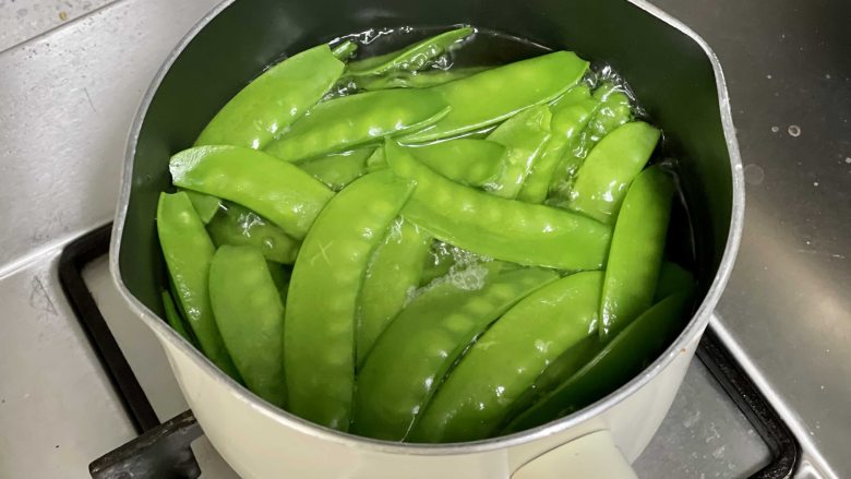 低脂低卡的荷兰豆炒鸡丁,营养瘦身两不误,把荷兰豆下入沸水中焯烫30秒,然后捞出沥水。很多人省去了这一步,所以炒出来不够翠绿,也不好吃。