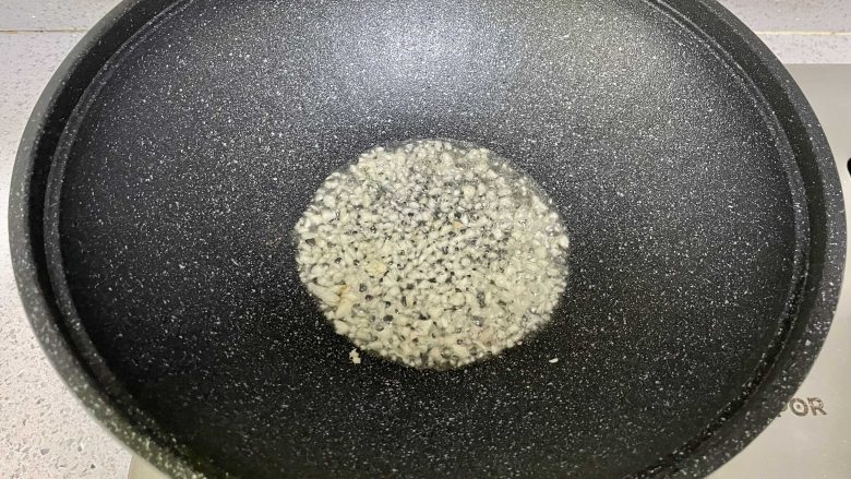 低脂低卡的荷兰豆炒鸡丁,营养瘦身两不误,锅里烧热油,下蒜末炒香。