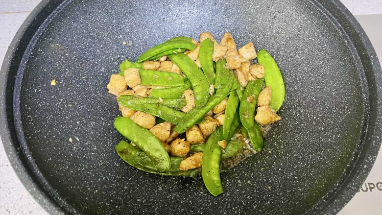 低脂低卡的荷兰豆炒鸡丁,营养瘦身两不误,最后撒上现磨黑胡椒碎,炒匀后即可出锅。