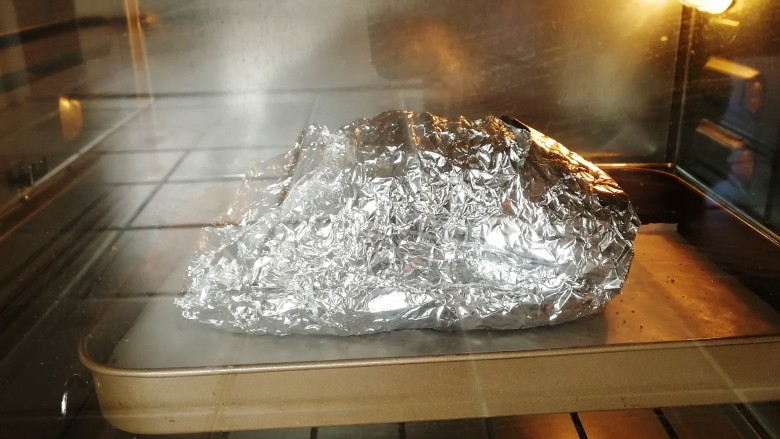 风琴烤土豆,送入烤箱中层,200度,烤20分钟。