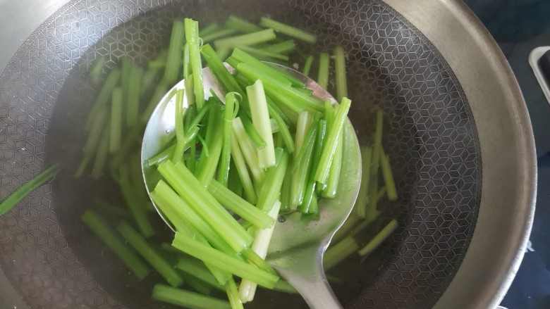 凉拌芹菜花生米,锅里烧水，加入适量的盐和油，水开下入芹菜焯水至断生