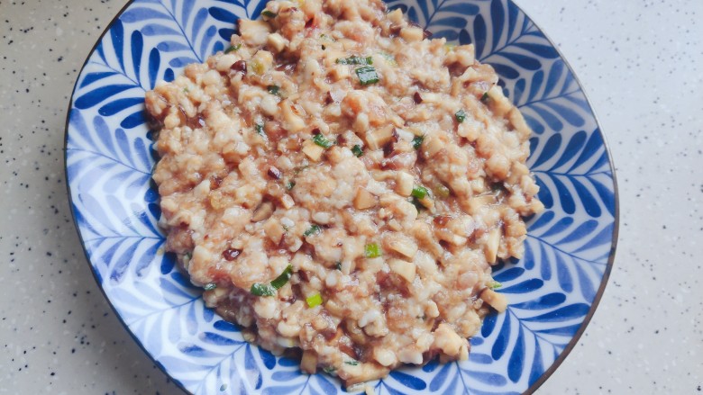 香菇蒸肉饼,然后平铺到餐盘内