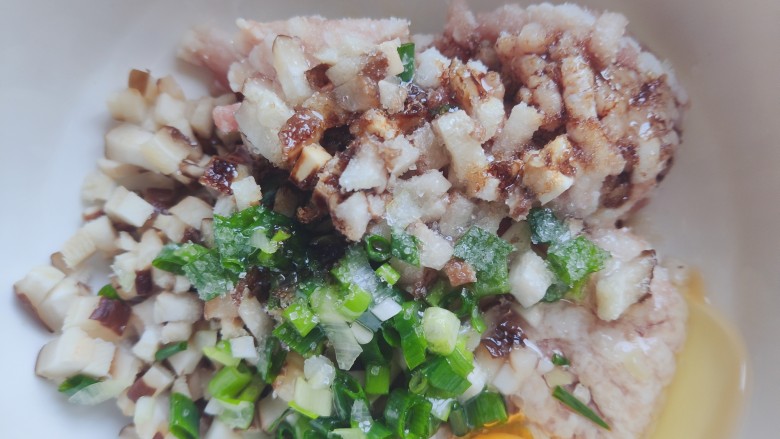香菇蒸肉饼,加适量生抽,料酒,一小勺细盐,一丢丢细砂糖,少许胡椒粉,几滴食用油