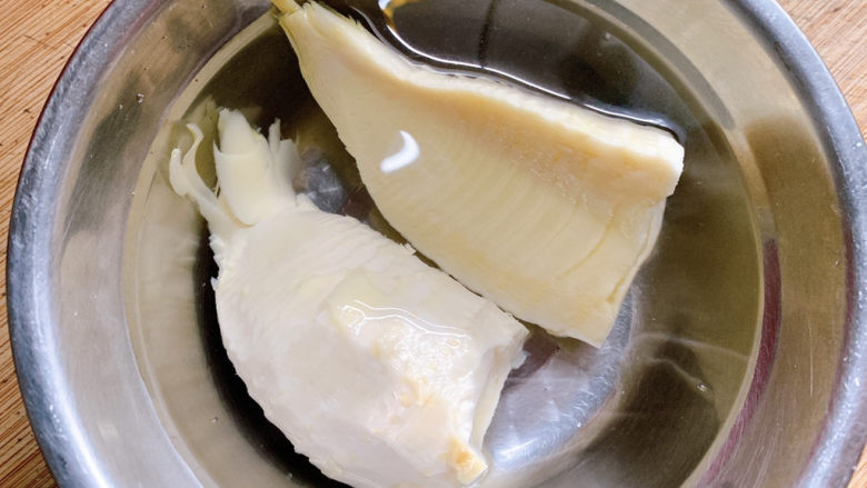 油焖冬笋,而后捞出浸入凉水中,防止笋麻嘴。