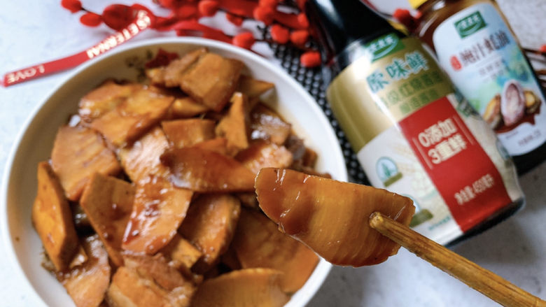 油焖冬笋,豆干能吸收<a style='color:red;display:inline-block;' href='/shicai/ 428'>五花肉</a>多余的油脂,综合一下笋吃起来鲜而不腻。