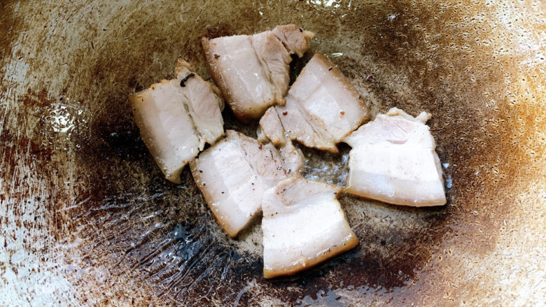 油焖冬笋,热油锅,加入回锅肉煸炒出香味