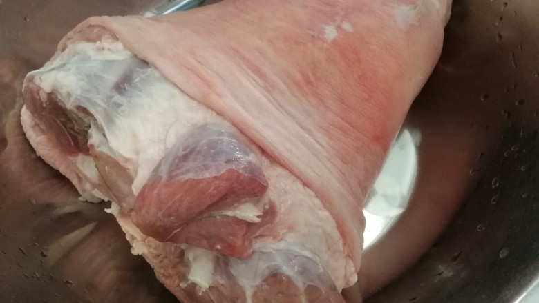 水晶肘子,肘子冷水里泡30分钟去血水,加面粉搓洗干净。