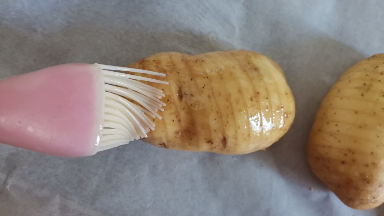 风琴烤土豆,刷上油,里面每片也刷到