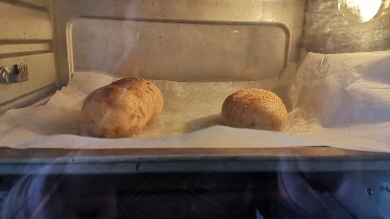 风琴烤土豆,送入预热好的烤箱,上下火200度烤30分钟