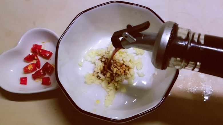簑衣黄瓜,放入碗中,倒入<a style='color:red;display:inline-block;' href='/shicai/ 692'>酱油</a>。