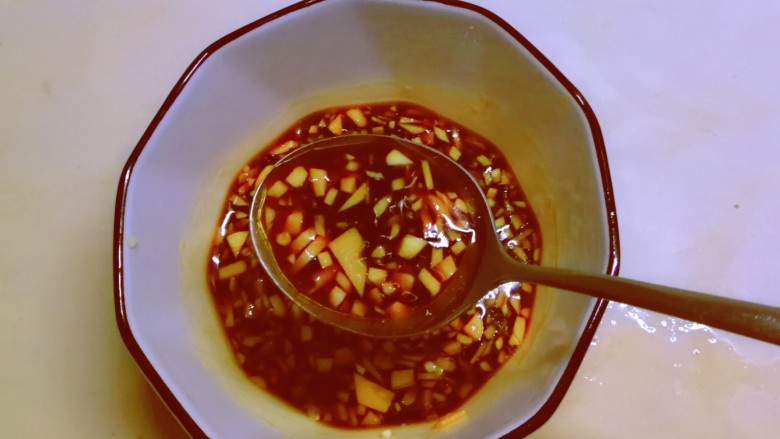 簑衣黄瓜,搅拌均匀,料汁调好备用。