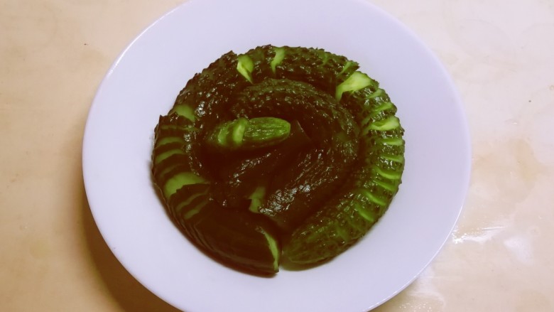 簑衣黄瓜,去掉水分,盘到碟子里。
